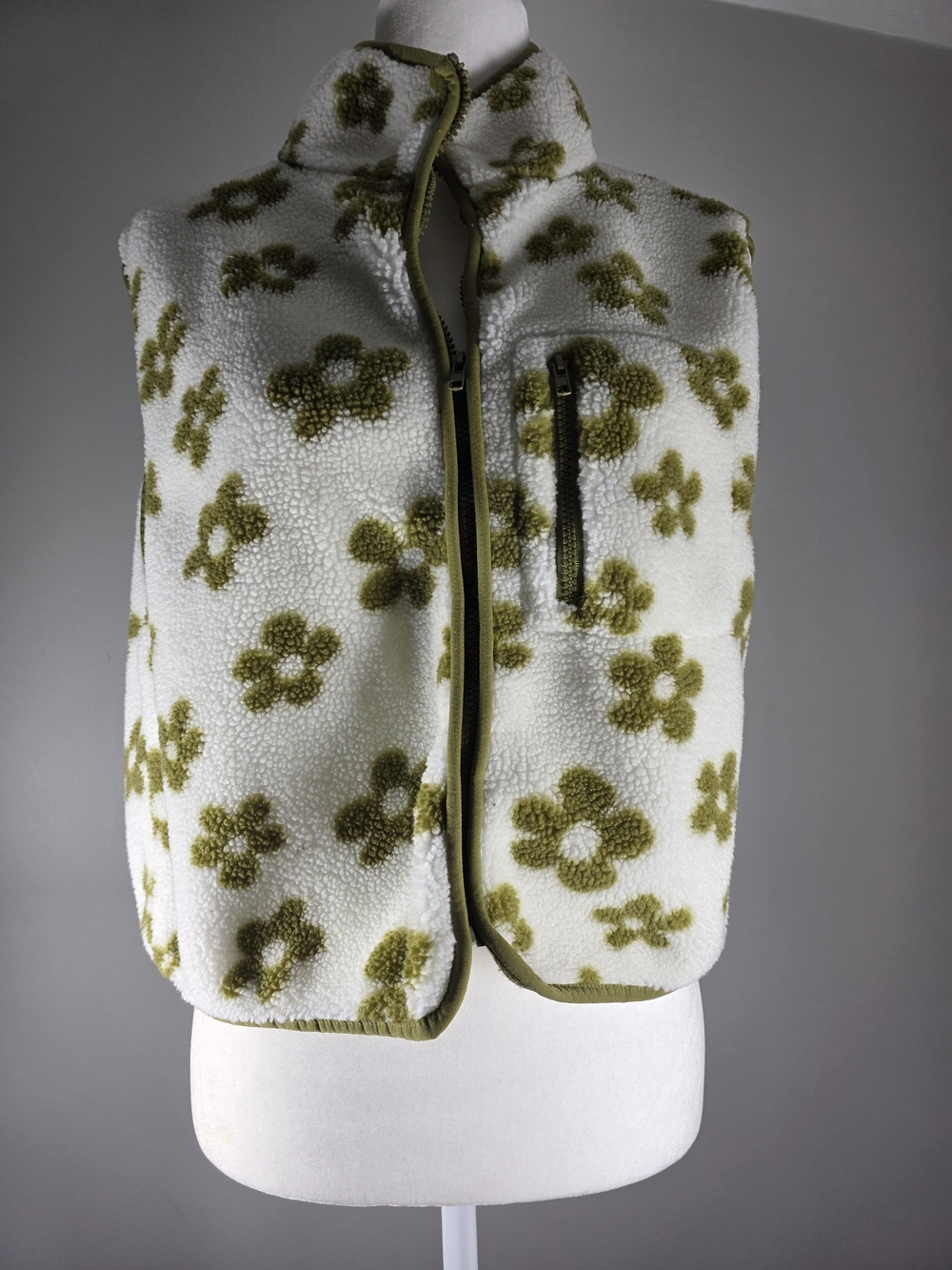 NEW IN Women’s Floral Sherpa Vest Size Large White Olive Green